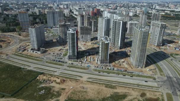 现代城市发展 正在建造的有多层楼房的建筑工地 建造一个新的城市街区 空中摄影 — 图库视频影像