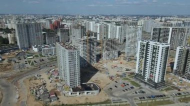 Modern şehir gelişimi. İnşaat alanında çok katlı binalar inşa ediliyor. Yeni bir şehir bloğu inşaatı. Hava fotoğrafçılığı.