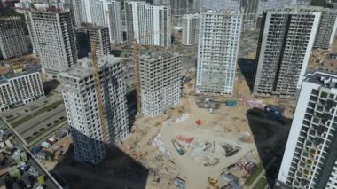 Modern şehir gelişimi. İnşaat alanında çok katlı binalar inşa ediliyor. Yeni bir şehir bloğu inşaatı. Hava fotoğrafçılığı.