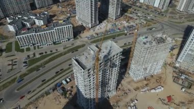 Modern şehir gelişimi. İnşaat alanında çok katlı binalar inşa ediliyor. Yeni bir şehir bloğu inşaatı. Hava fotoğrafçılığı.