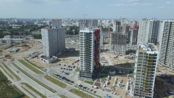 现代城市发展 正在建造的有多层楼房的建筑工地 建造一个新的城市街区 空中摄影 — 图库视频影像