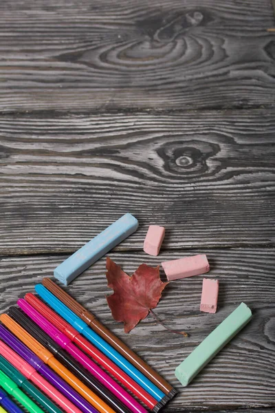 Σχολικά Αξεσουάρ Σήμανση Και Μαρκαδόροι Διαφορετικών Χρωμάτων Βρίσκονται Πεύκα Κοντά — Φωτογραφία Αρχείου