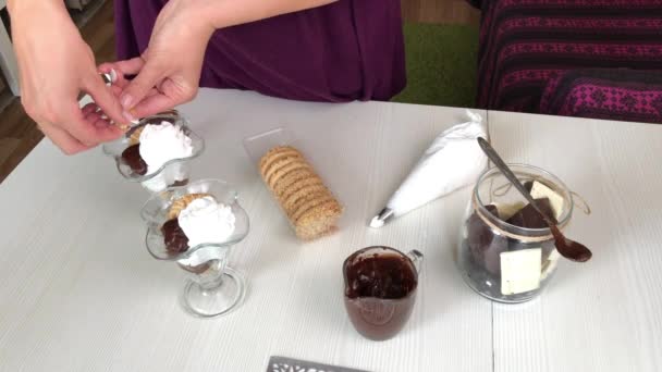 一个女人用饼干屑装饰甜点.用饼干、巧克力和奶油做甜点. — 图库视频影像