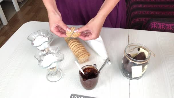 这个女人用半块饼干装饰甜点.用饼干、巧克力和奶油做甜点. — 图库视频影像