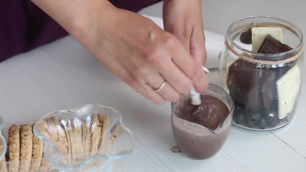 Eine Frau bereitet eine Schokoladenganache zu. Für Keks und Sahnedessert. Nahaufnahme. — Stockvideo