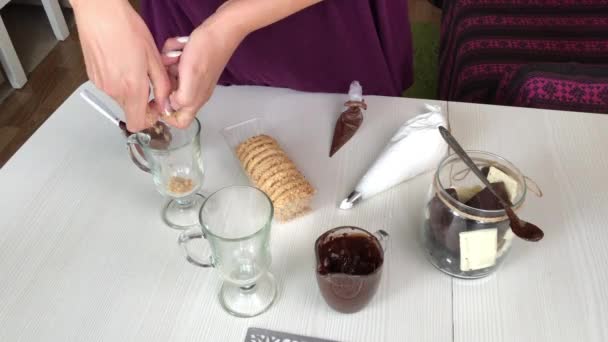 En kvinna gör kaksmulor av kakor. För kex, choklad och grädde dessert — Stockvideo