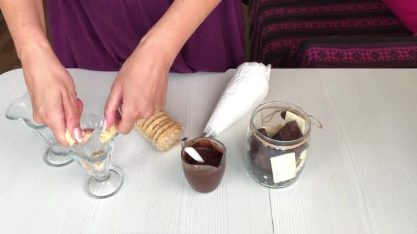 一个女人用饼干做饼干碎.饼干、巧克力和奶油甜点. — 图库视频影像