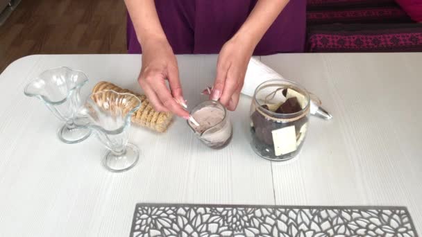 Uma mulher prepara um ganache de chocolate. Para sobremesa de biscoito e creme. — Vídeo de Stock