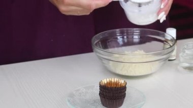 Bir kadın badem ezmesinden şeker yapar. Badem unu, krema şekeri ve suyu karıştırıyor. Yakın çekim..