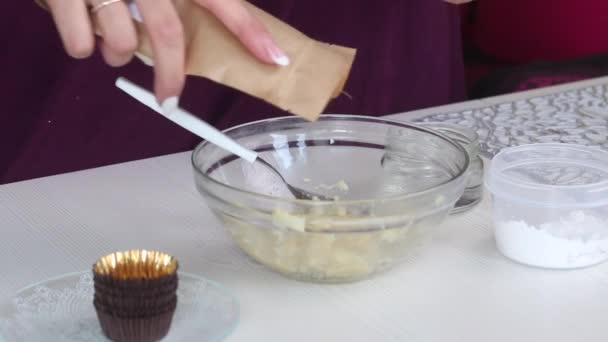 Een vrouw maakt snoep van marsepein. Voeg amandelmeel toe aan het mengsel. Close-up opname. — Stockvideo