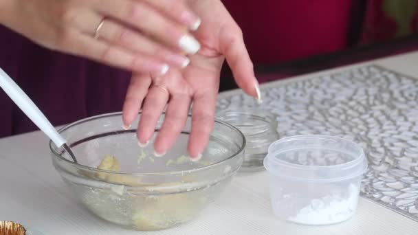 한 여자가 마지팬 으로 사탕을 만든다. 아몬드 가루 사탕 과 설탕 가루를 손으로 쥐고 말이죠. 근접 촬영. — 비디오