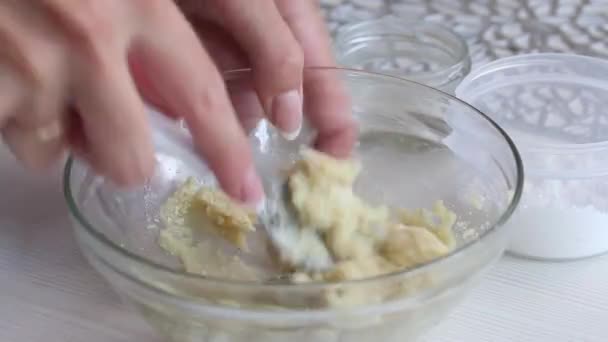 Een vrouw maakt snoep van marsepein. Mengt amandelmeel en poedersuiker met water. Close-up opname. — Stockvideo