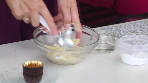 Uma mulher faz doces de maçapão. Misturas amêndoas picadas e outros ingredientes. Imagem de close-up. — Vídeo de Stock