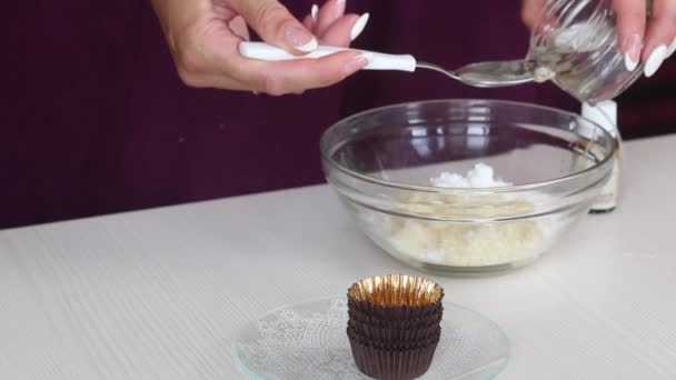한 여자가 마지팬 으로 사탕을 만든다. 아몬드를 통째로 맛있게 하는 음식을 곁들여 먹는다. 근접 촬영. — 비디오
