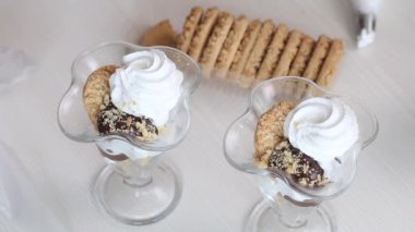 Bisküvi kırıntıları, çikolata ve kremadan tatlı pişirmek. Yakın çekim..