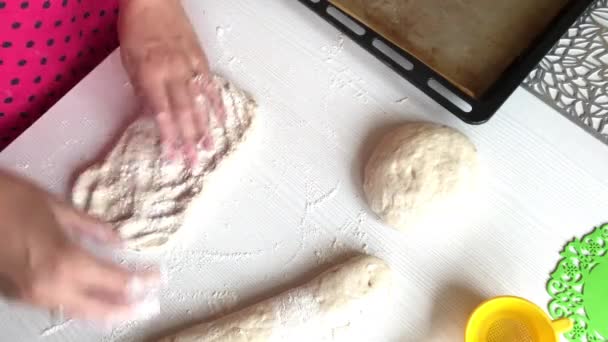 Bir kadın çavdar ekmeği hazırlıyor. Yuvarlanan hamurun kalıbını çıkartıyor. Yukarıdan çekilen — Stok video