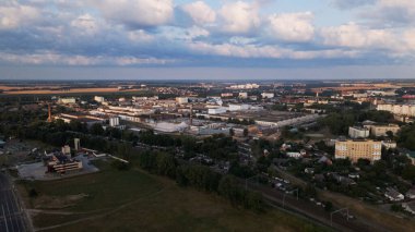Şehir bloğu. Çok katlı binalar. Gün doğumunda şehir manzarası. Hava fotoğrafçılığı.