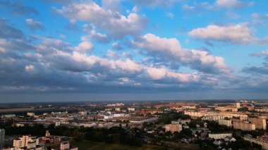 Şehir bloğu. Çok katlı binalar. Gün doğumunda şehir manzarası. Hava fotoğrafçılığı.