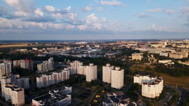 Şehir bloğu. Çok katlı binalar. Gün doğumunda şehir manzarası. Hava fotoğrafçılığı.