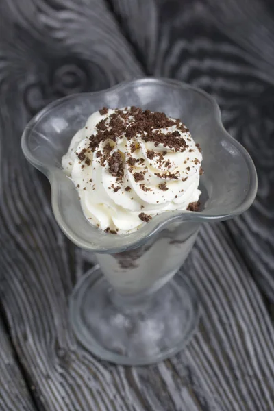 Dolce Con Panna Mirtilli Decorato Con Gocce Cioccolato Calici Vetro — Foto Stock