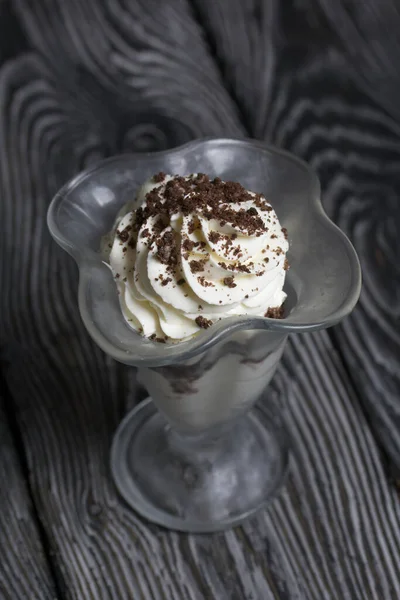 Dolce Con Panna Mirtilli Decorato Con Gocce Cioccolato Calici Vetro — Foto Stock