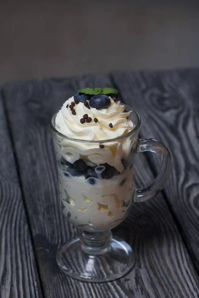 Postre Con Crema Arándanos Decorado Con Menta Copas Vidrio Sobre —  Fotos de Stock