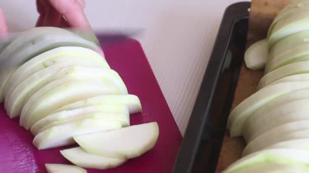 Die Frau schneidet das Gemüsemark ab. Stellen auf einem Backblech. Nahaufnahme — Stockvideo