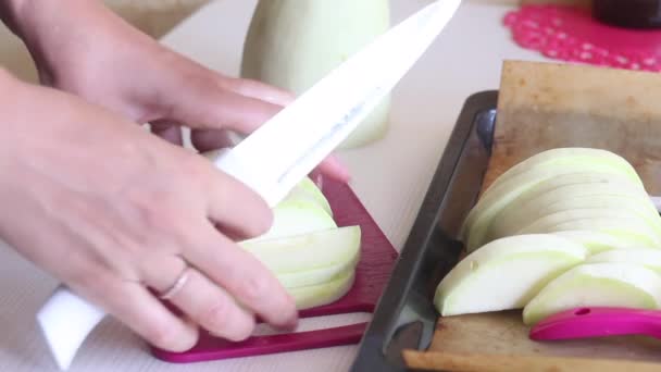 Die Frau schneidet das Gemüsemark ab. Stellen auf einem Backblech. Nahaufnahme. — Stockvideo
