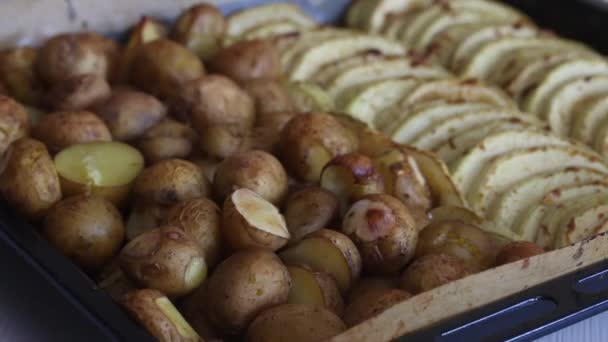 Pečená zelenina. Marinované brambory a cuketu. Lehni si na pekáč. Detailní záběr. — Stock video