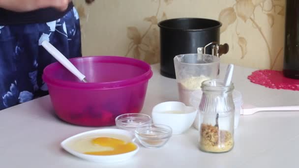 Cooking carrot cake. The woman adds flavoring to the dough. There are other ingredients nearby. Close-up shot. — Αρχείο Βίντεο