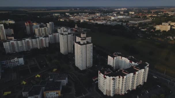 Vlucht Het Stadsblok Bij Zonsopgang Stralen Van Rijzende Zon Zijn — Stockvideo