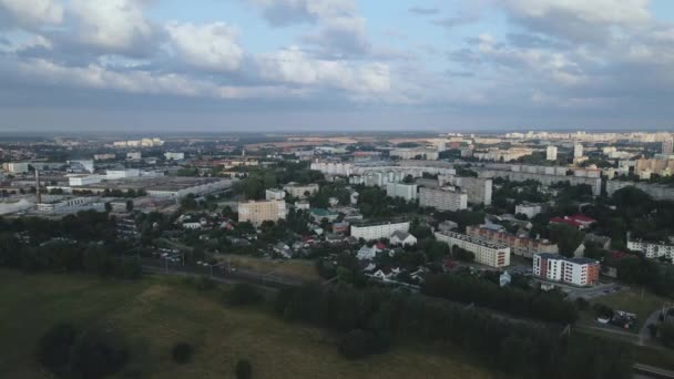 Voo Sobre Quarteirão Cidade Amanhecer Nos Raios Sol Nascente Edifícios — Vídeo de Stock