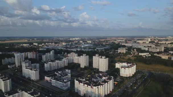 Şafakta Şehir Üzerinde Uçacağız Doğan Güneşin Işınlarında Çok Katlı Binalar — Stok video