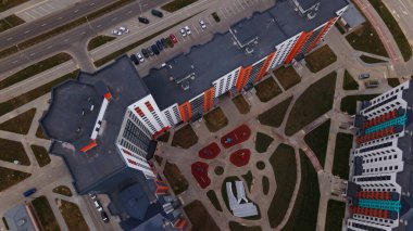 Yeni bir şehir bloğu için inşaat alanı. Yeni evler inşa edildi. Hava fotoğrafçılığı.