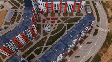 Yeni bir şehir bloğu için inşaat alanı. Yeni evler inşa edildi. Hava fotoğrafçılığı.