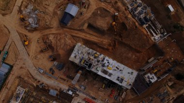 Yeni bir şehir bloğu için inşaat alanı. İnşaat çalışmaları devam ediyor. Hava fotoğrafçılığı.