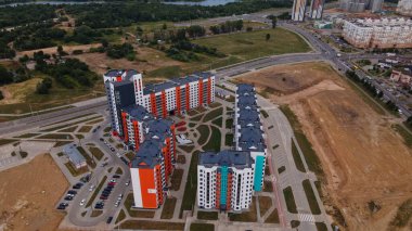 Yeni bir şehir bloğu için inşaat alanı. Yeni evler inşa edildi. Hava fotoğrafçılığı.