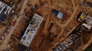 Yeni bir şehir bloğu için inşaat alanı. İnşaat çalışmaları devam ediyor. Hava fotoğrafçılığı.