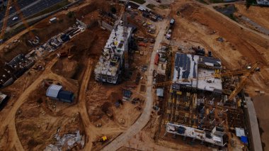 Yeni bir şehir bloğu için inşaat alanı. İnşaat çalışmaları devam ediyor. Hava fotoğrafçılığı.