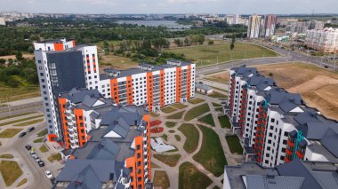 Yeni bir şehir bloğu için inşaat alanı. Yeni evler inşa edildi. Hava fotoğrafçılığı.