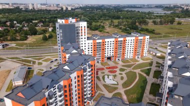 Yeni bir şehir bloğu için inşaat alanı. Yeni evler inşa edildi. Hava fotoğrafçılığı.