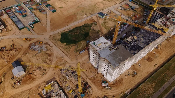 Yeni bir şehir bloğu için inşaat alanı. İnşaat çalışmaları devam ediyor. Hava fotoğrafçılığı.