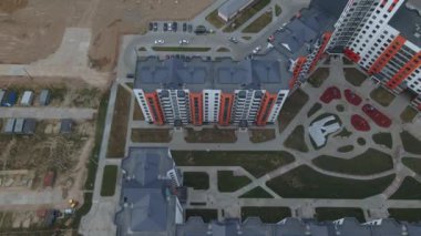 Yeni bir şehir bloğu için inşaat alanı. Yeni evler inşa edildi. Hava fotoğrafçılığı.