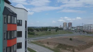 Yeni bir şehir bloğu için inşaat alanı. Yeni evler inşa edildi. Hava fotoğrafçılığı.