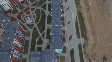 Yeni bir şehir bloğu için inşaat alanı. Yeni evler inşa edildi. Hava fotoğrafçılığı.