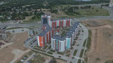 Yeni bir şehir bloğu için inşaat alanı. Yeni evler inşa edildi. Hava fotoğrafçılığı.