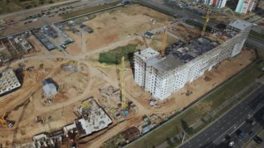 Yeni bir şehir bloğu için inşaat alanı. İnşaat çalışmaları devam ediyor. Hava fotoğrafçılığı.