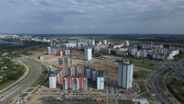 一个新城市街区的建筑工地 建造了新的房屋 空中摄影 — 图库视频影像