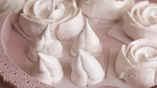 A mulher forma tulipas de marshmallow. Usando um saco de pastelaria com um bocal. Nas proximidades de uma bandeja estão rosas de marshmallow. Imagem de close-up — Vídeo de Stock