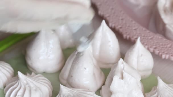 Žena dělá okvětní lístky na marshmallow tulipánech. Použitím sáčku na pečivo s tryskou. Detailní záběr. — Stock video